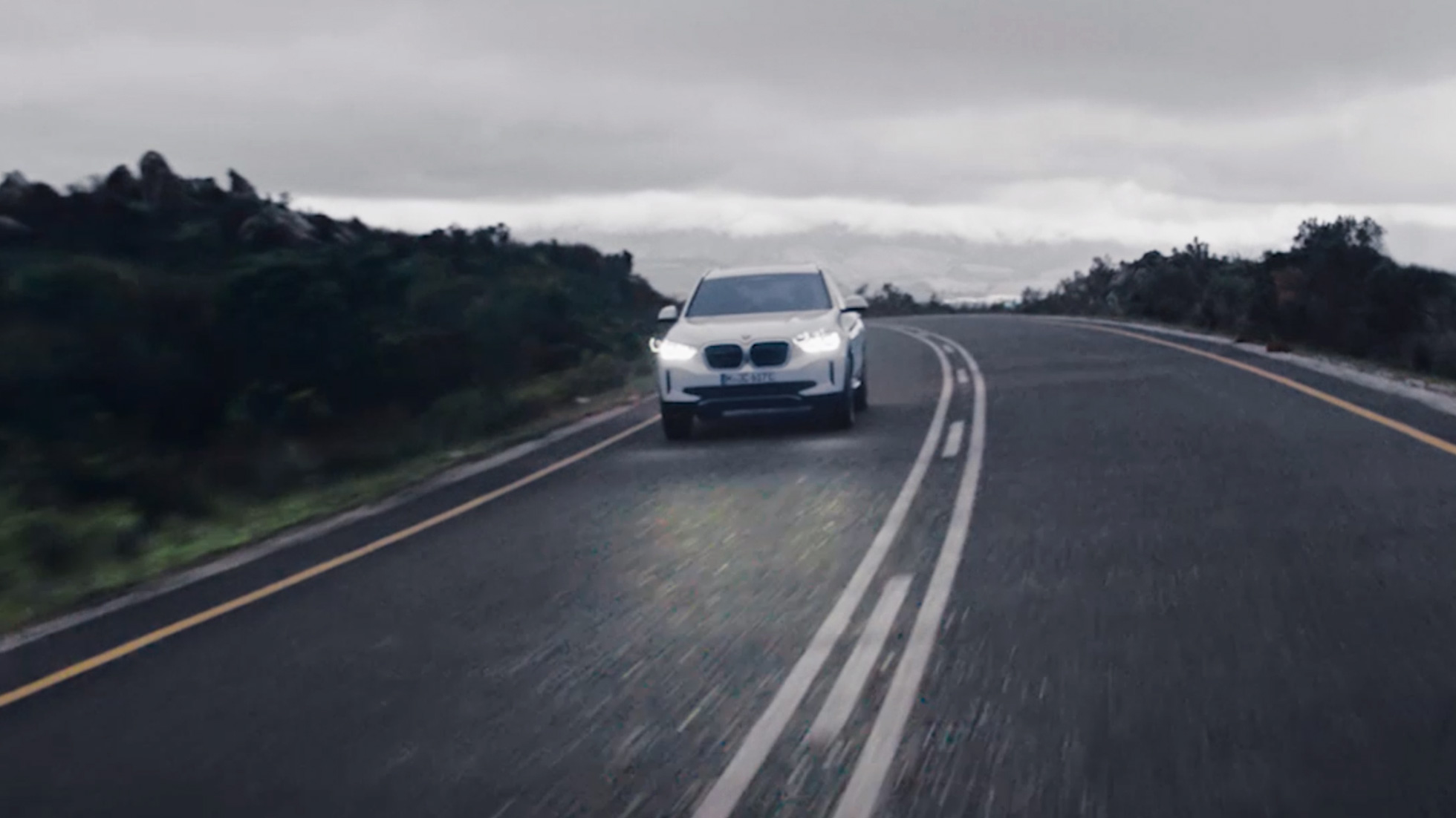 BMW iX3 G08 sõidudünaamika video BMW iX3 G08 2020 Mineral White metallik sõidudünaamika video