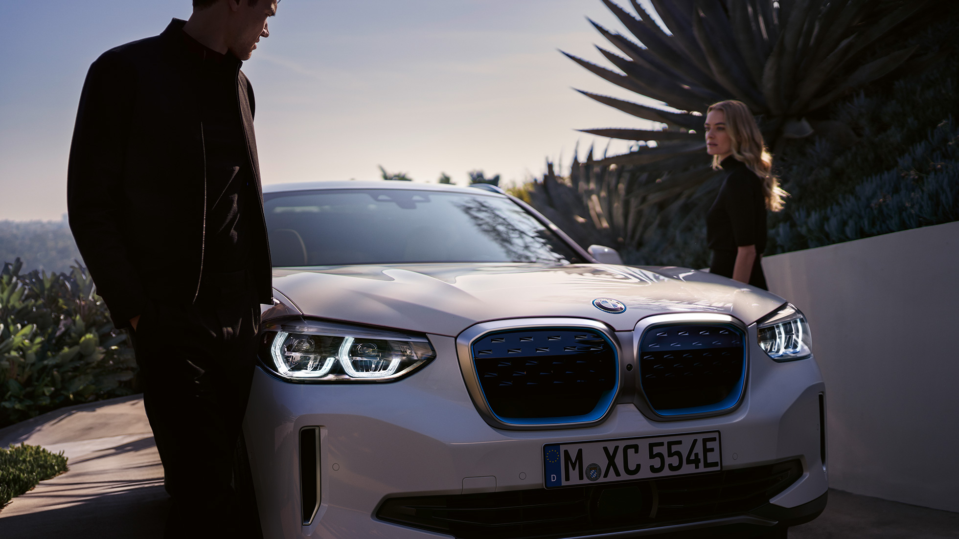 BMW iX3 G08 kolm neljandikku eestvaade koos BMW neerukujulise iluvõrega BMW iX3 G08 2020 Mineral White metallik kolm neljandikku eestvaade koos BMW neerukujulise iluvõrega