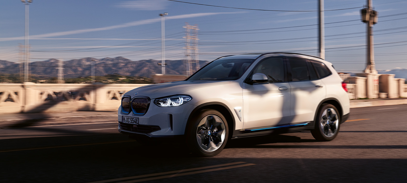 BMW iX3 G08 kolm neljandikku eestvaade maanteel sõites BMW iX3 G08 2020 toonis Mineral White metallik, kolm neljandikku eestvaade maanteel sõites