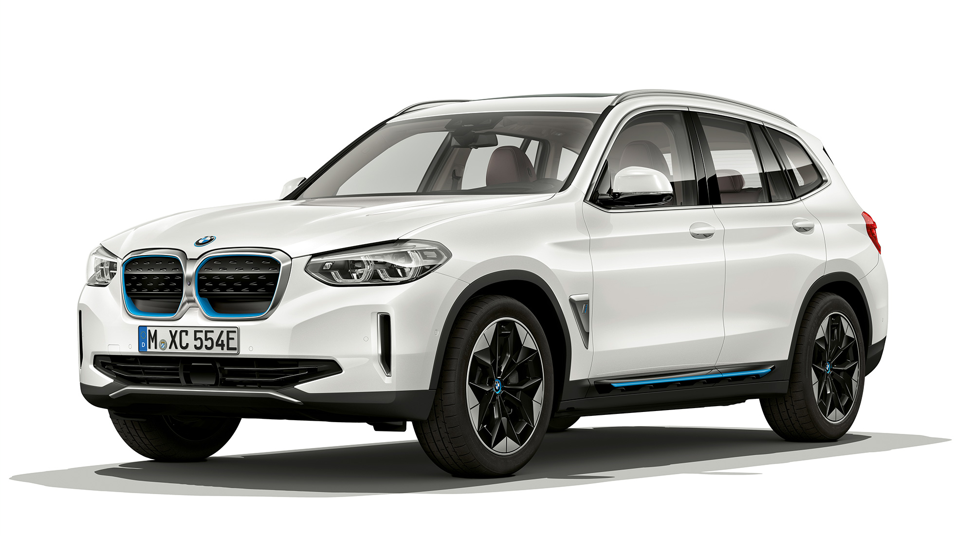 BMW iX3 G08 mudel „Inspiring“, kolm neljandikku eestvaade BMW iX3 G08 2020 mudel „Impressive“ Mineral White metallik kolm neljandikku eestvaade