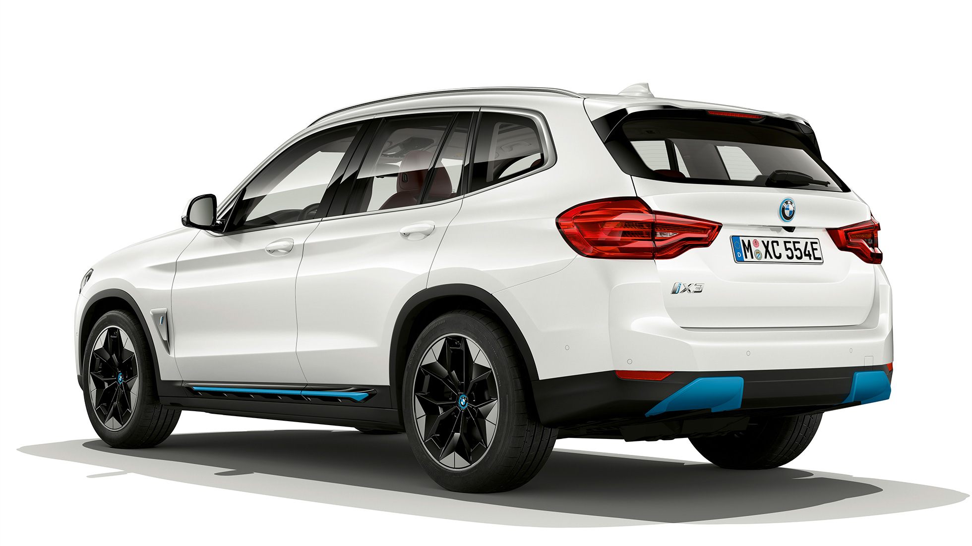 BMW iX3 G08 mudel „Impressive“, kolm neljandikku tagantvaade BMW iX3 G08 2020 mudel „Impressive“ Mineral White metallik kolm neljandikku tagantvaade