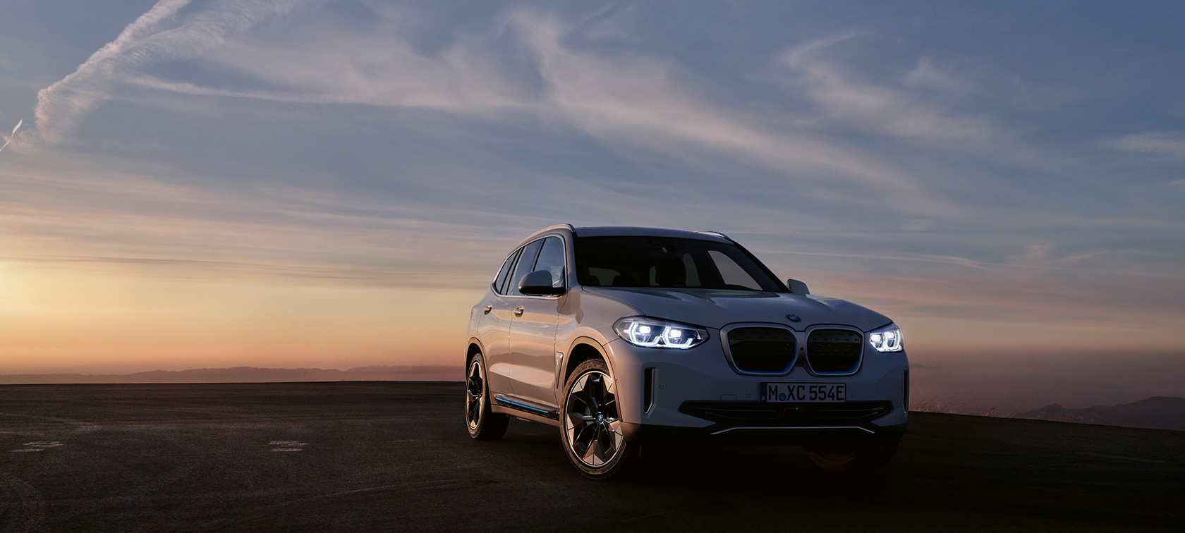 BMW iX3 G08 2020 kolm neljandikku eestvaade BMW iX3 G08 2020 kolm neljandikku eestvaade seistes õhtul