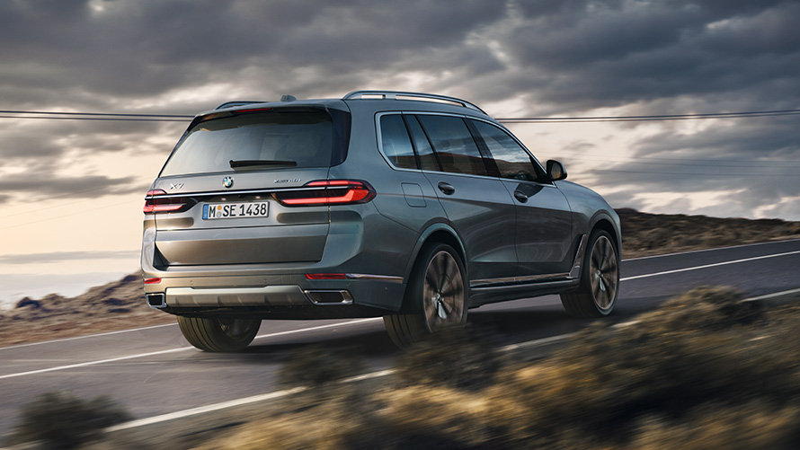 BMW X7 G07, esimene põlvkond, kolm neljandikku tagantvaade maanteel sõites BMW X-seeria, BMW X7 G07, esimene põlvkond, kolm neljandikku tagantvaade maanteel sõites