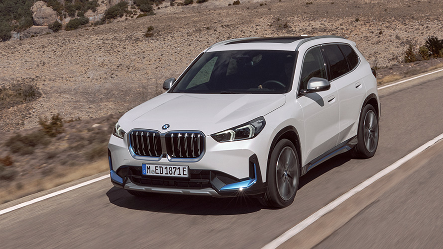 BMW iX1 U11, esimene põlvkond, kolm neljandikku eestvaade maanteel sõites BMW X-seeria, BMW iX1 U11, esimene põlvkond, kolm neljandikku eestvaade maanteel sõites