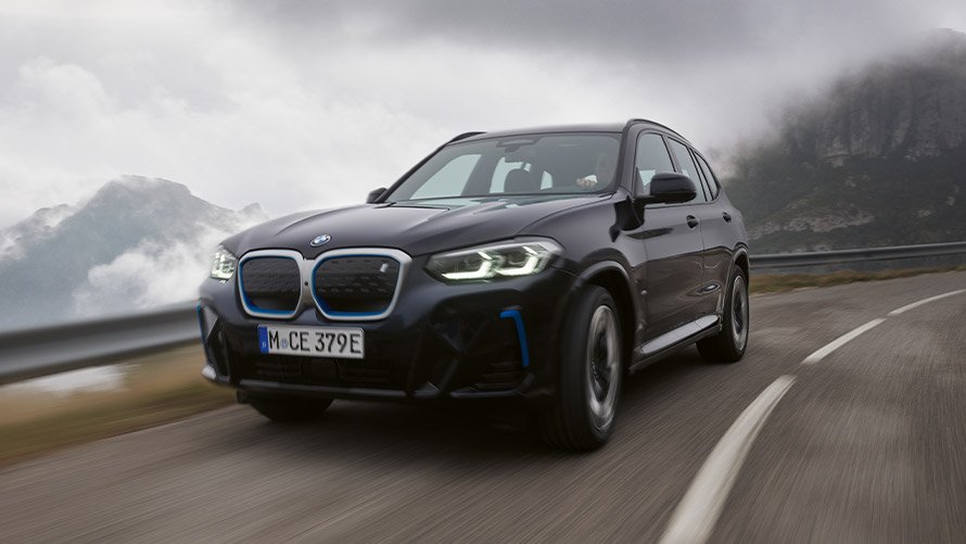 BMW iX3 G08 esimene põlvkond, kolm neljandikku külgvaade, seismas BMW X-seeria BMW iX3 G08 esimene põlvkond, kolm neljandikku külgvaade, seismas