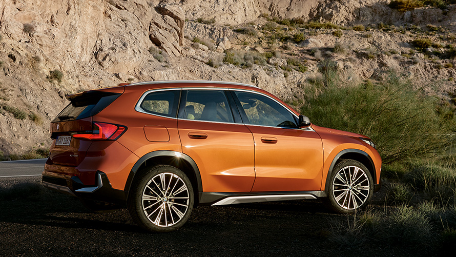 BMW X1 U11, kolmas põlvkond, kolm neljandikku eestvaade maanteel BMW X-seeria, BMW X1 U11, kolmas põlvkond, kolm neljandikku eestvaade maanteel