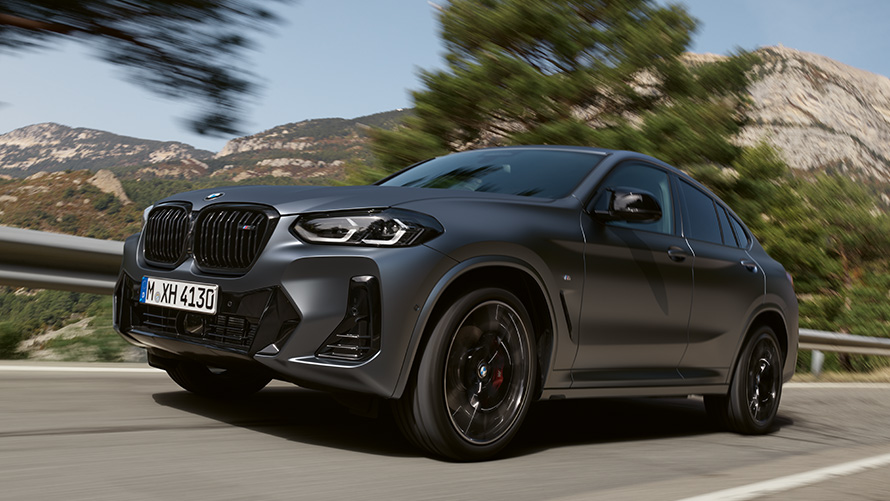 BMW X4 G02 teine põlvkond, kolm neljandikku külgvaade tänaval sõitmas BMW X-seeria BMW X4 G02 teine põlvkond, kolm neljandikku külgvaade tänaval sõitmas