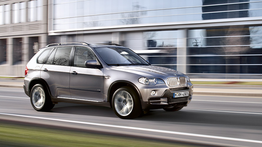 BMW X5 E70 teine põlvkond, külgvaade, tänaval sõitmas BMW X-seeria BMW X5 E70 teine põlvkond, külgvaade, tänaval sõitmas