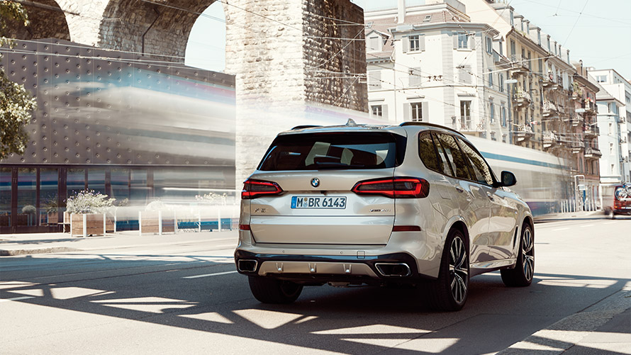 BMW X5 G05 neljas põlvkond, kolm neljandikku külgvaade hoone ees BMW X-seeria BMW X5 G05 neljas põlvkond, kolm neljandikku külgvaade hoone ees