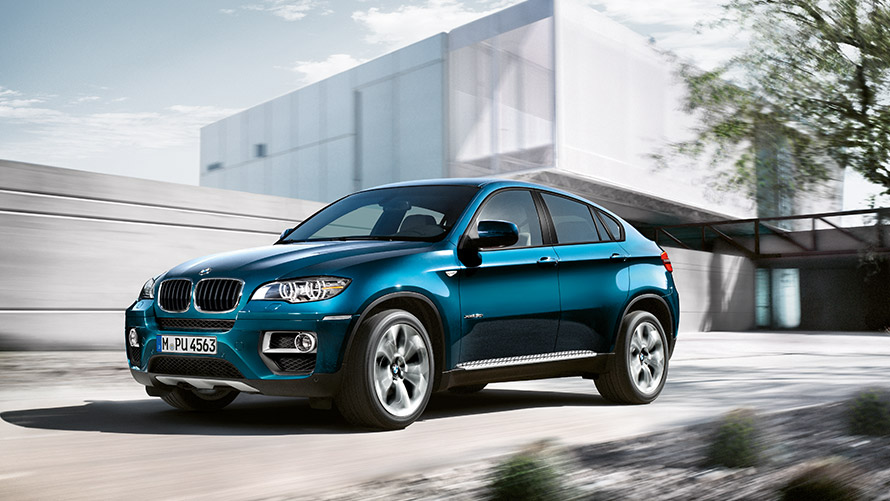 BMW X6 E71 esimene põlvkond, kolm neljandikku külgvaade hoone ees BMW X-seeria BMW X6 E71 esimene põlvkond, kolm neljandikku külgvaade hoone ees
