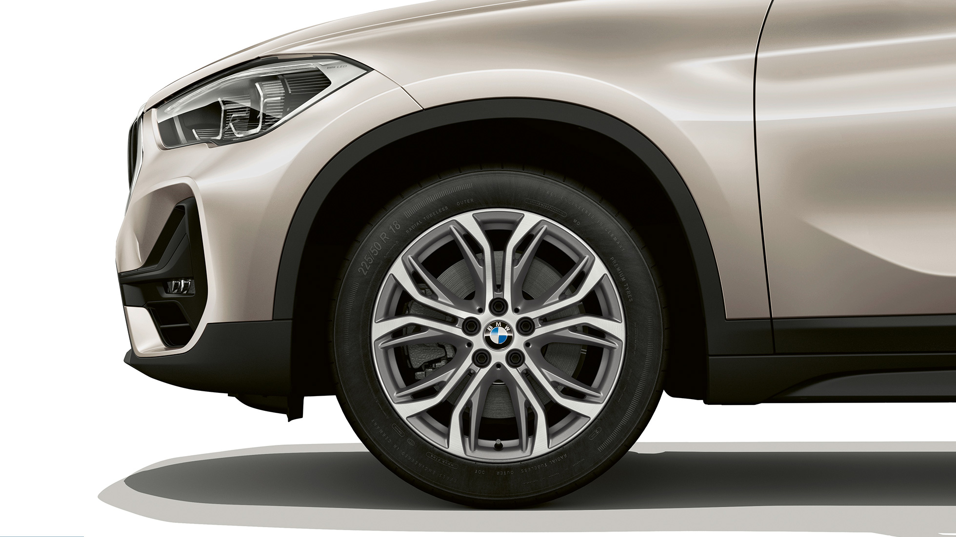 BMW X1, mudeli Advantage kergmetallveljed BMW X1, mudeli Advantage külgvaade koos lähivaates kergmetallvelgedega