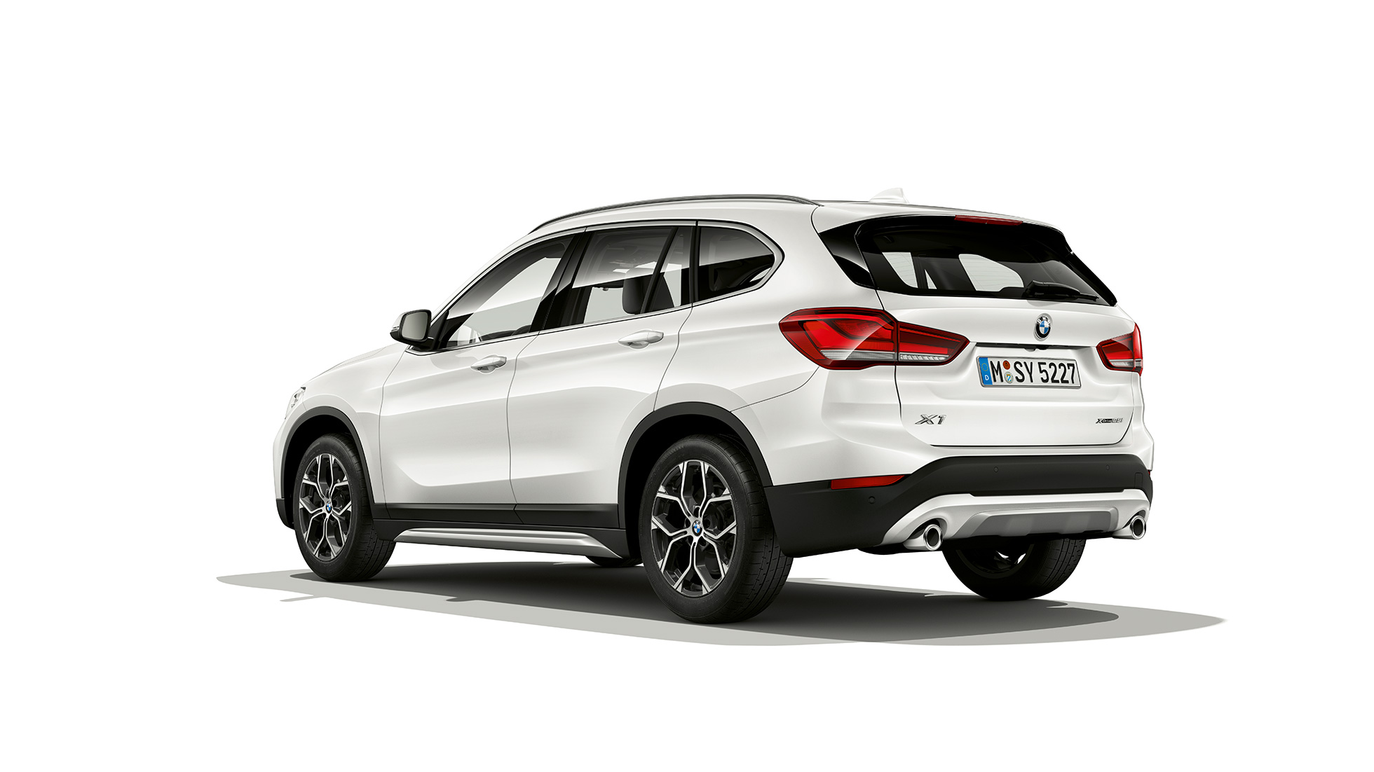 BMW X1, mudel xLine kolm neljandikku eestvaates BMW X1, mudel xLine stuudios kolm neljandikku eestvaates