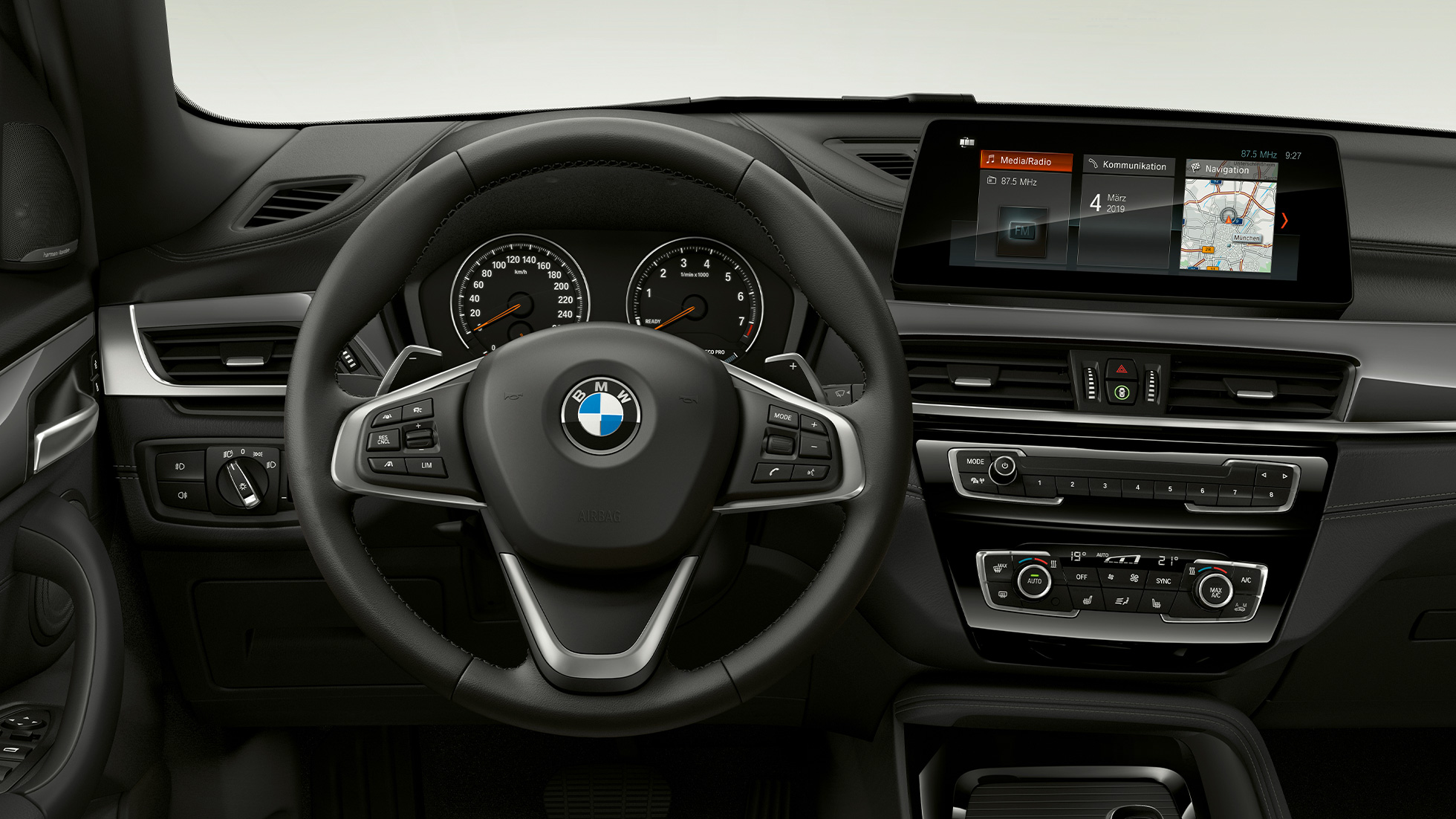 BMW X1, mudel xLine kolm neljandikku eestvaates BMW X1, mudel xLine stuudios kolm neljandikku eestvaates