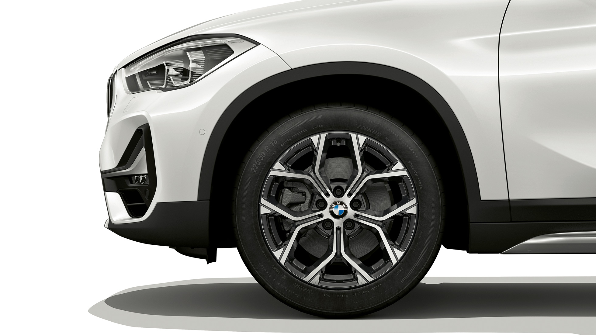 BMW X1, mudeli xLine kergmetallveljed BMW X1, mudeli xLine külgvaade koos lähivaates kergmetallvelgedega