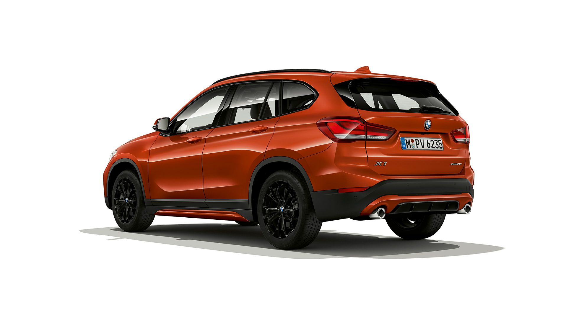 BMW X1, mudel Sport Line kolm neljandikku tagantvaates BMW X1, mudel Sport Line stuudios kolm neljandikku tagantvaates