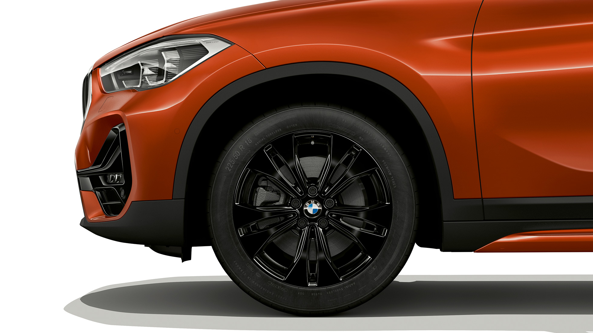 BMW X1, mudeli Sport Line kergmetallveljed BMW X1, mudeli Sport Line külgvaade koos lähivaates kergmetallvelgedega