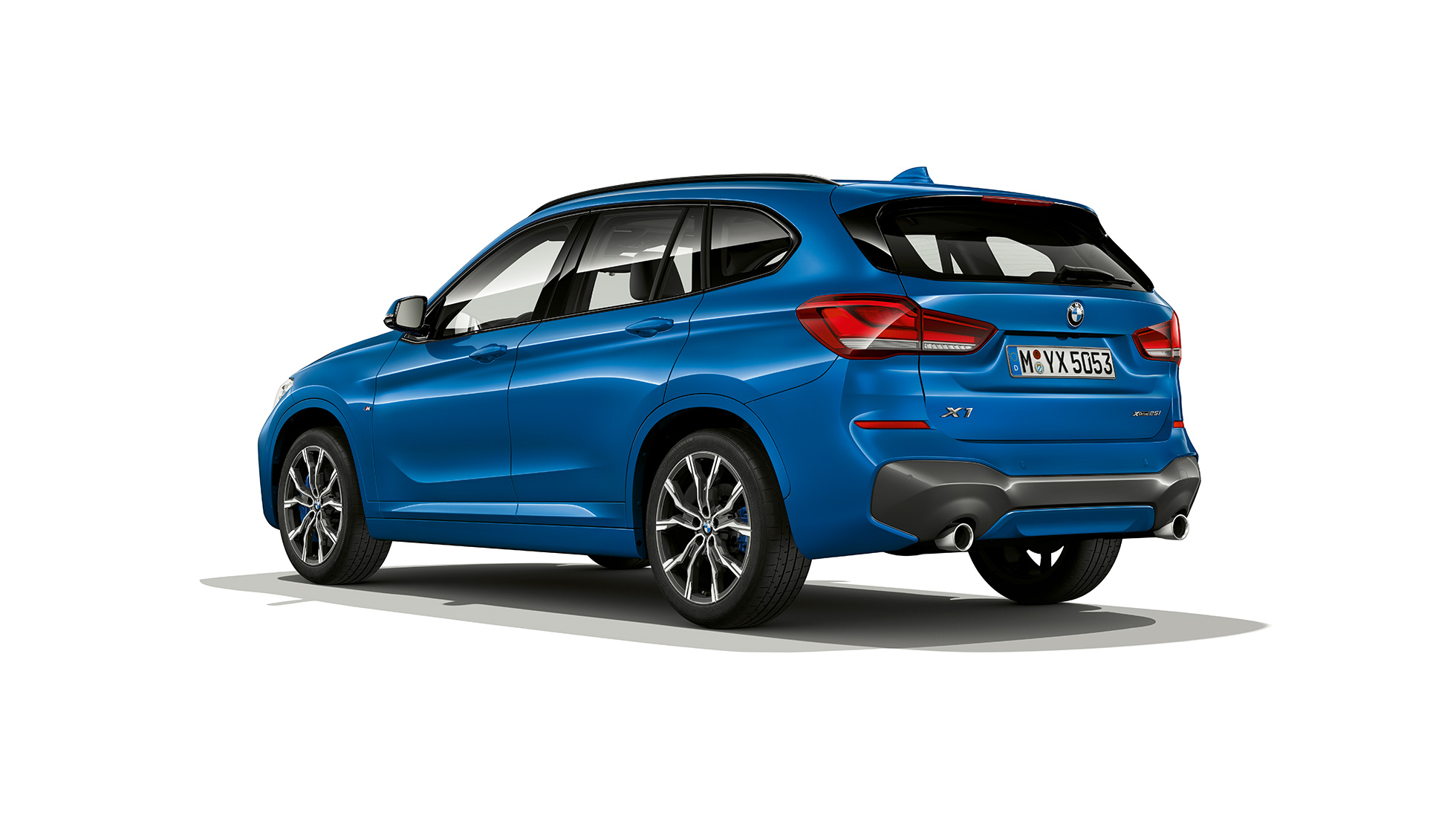 BMW X1, mudel M Sport kolm neljandikku tagantvaates BMW X1, mudel M Sport stuudios kolm neljandikku tagantvaates