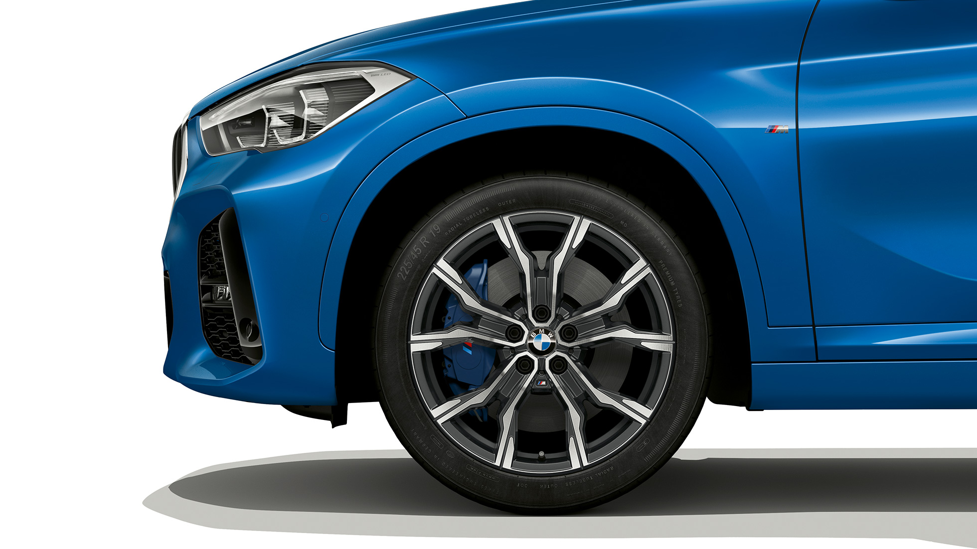 BMW X1, mudeli M Sport kergmetallveljed BMW X1, mudeli M Sport külgvaade koos lähivaates kergmetallvelgedega