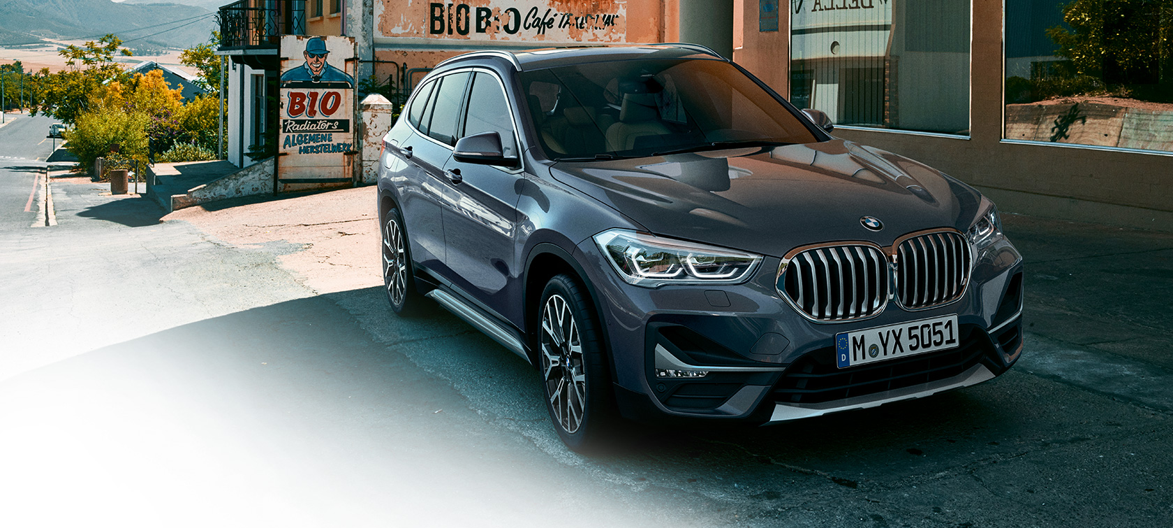 BMW X1, kolm neljandikku eestvaade. BMW X1, kolm neljandikku eestvaade, seismas linna taustal.