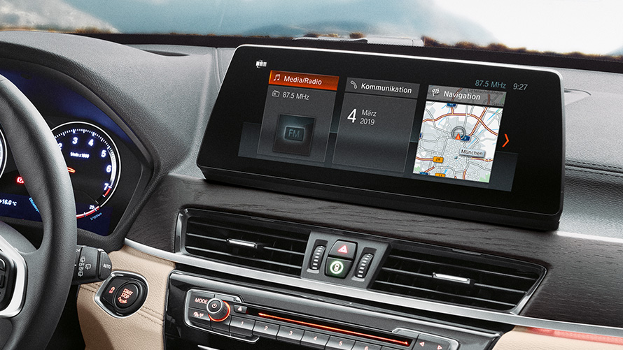 BMW X1 10,25-tolline keskpaneeli ekraan. BMW X1 salong, vaade 10,25-tollisele puutetundlikule keskpaneeli ekraanile.