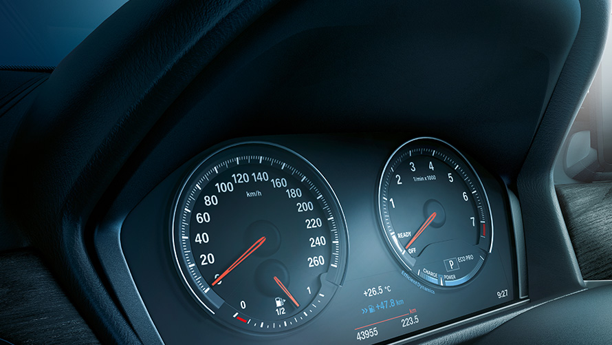 BMW X1 Black Paneli tehnoloogiaga armatuurlaud. BMW X1 salong, vaade Black Paneli tehnoloogiaga armatuurlauale.