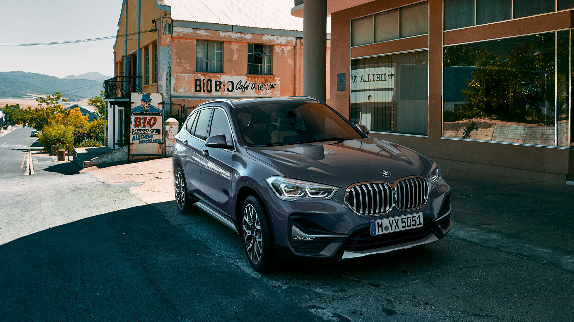 BMW X1, kolm neljandikku eestvaade. BMW X1, kolm neljandikku eestvaade, seismas linna taustal.