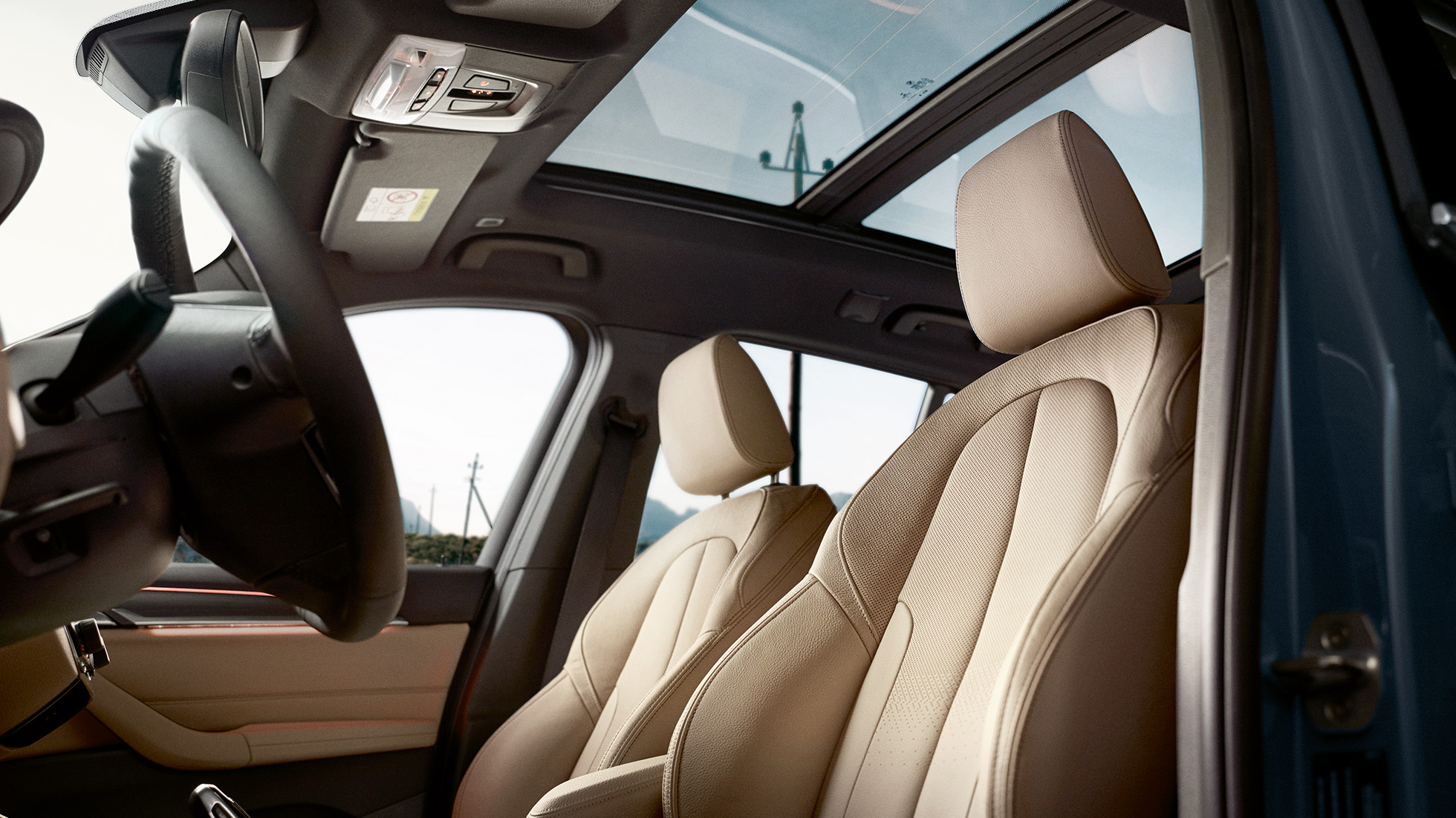 BMW X1 salong, sportistmed. BMW X1 salong, vaade ergonoomilistele sportistmetele.