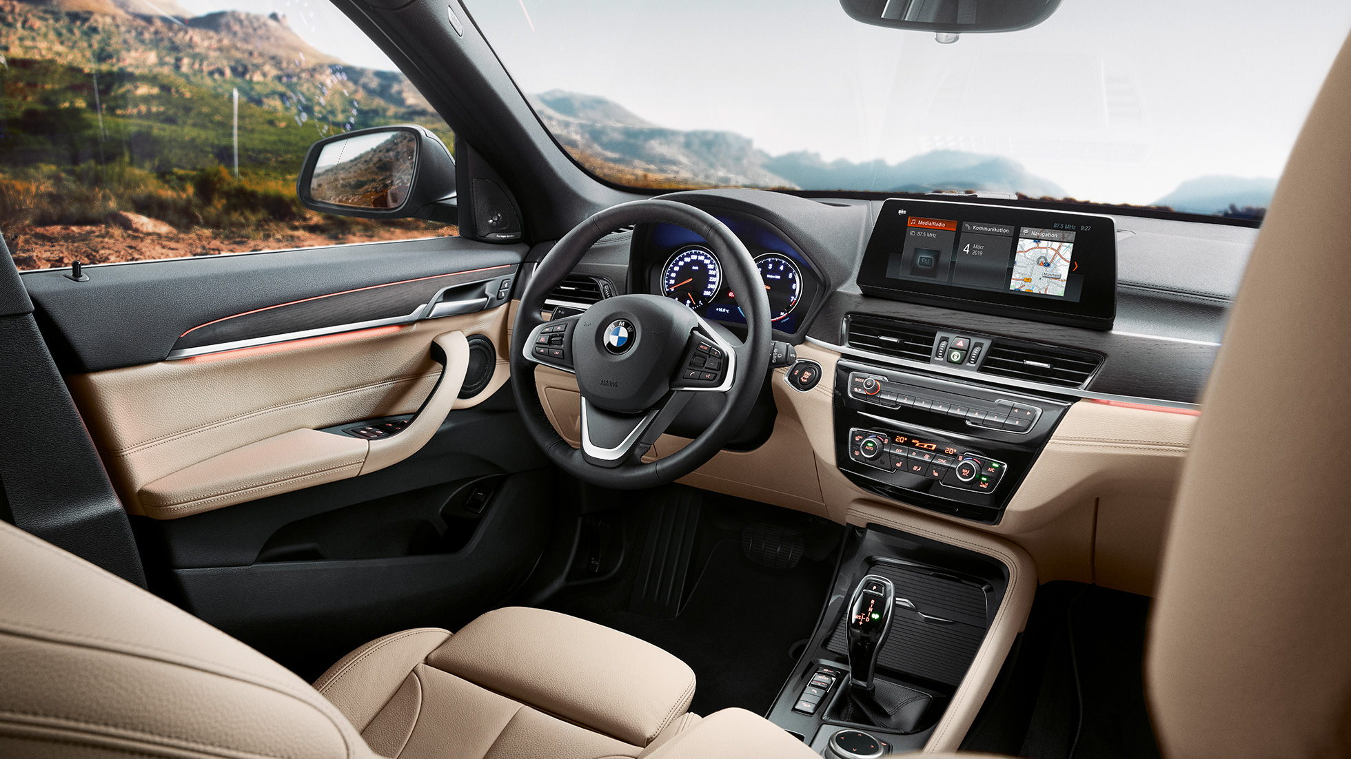 BMW X1 salong, juhikoht. BMW X1 salong, vaade 10,25-tollisele keskpaneeli ekraanile juhikohal.