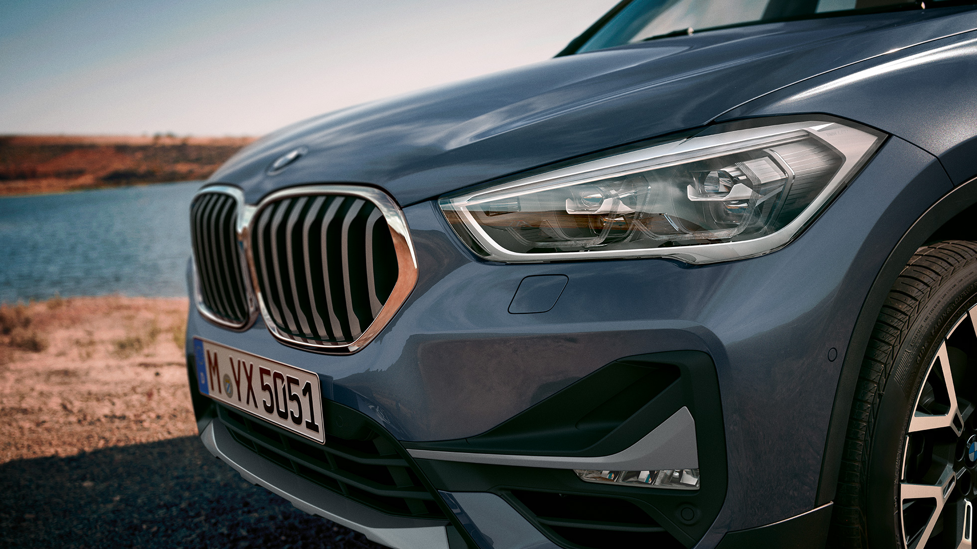 BMW X1, adaptiivsed LED-esituled. BMW X1, lähivaade adaptiivsetest LED-esituledest.
