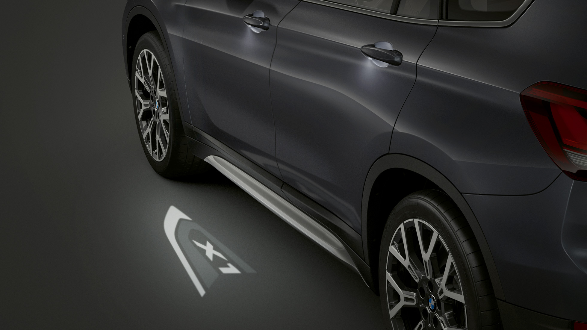 BMW X1, LED-projitseeritud „X1“. BMW X1,külgvaade fookusega LED-projitseeritud „X1“-le.