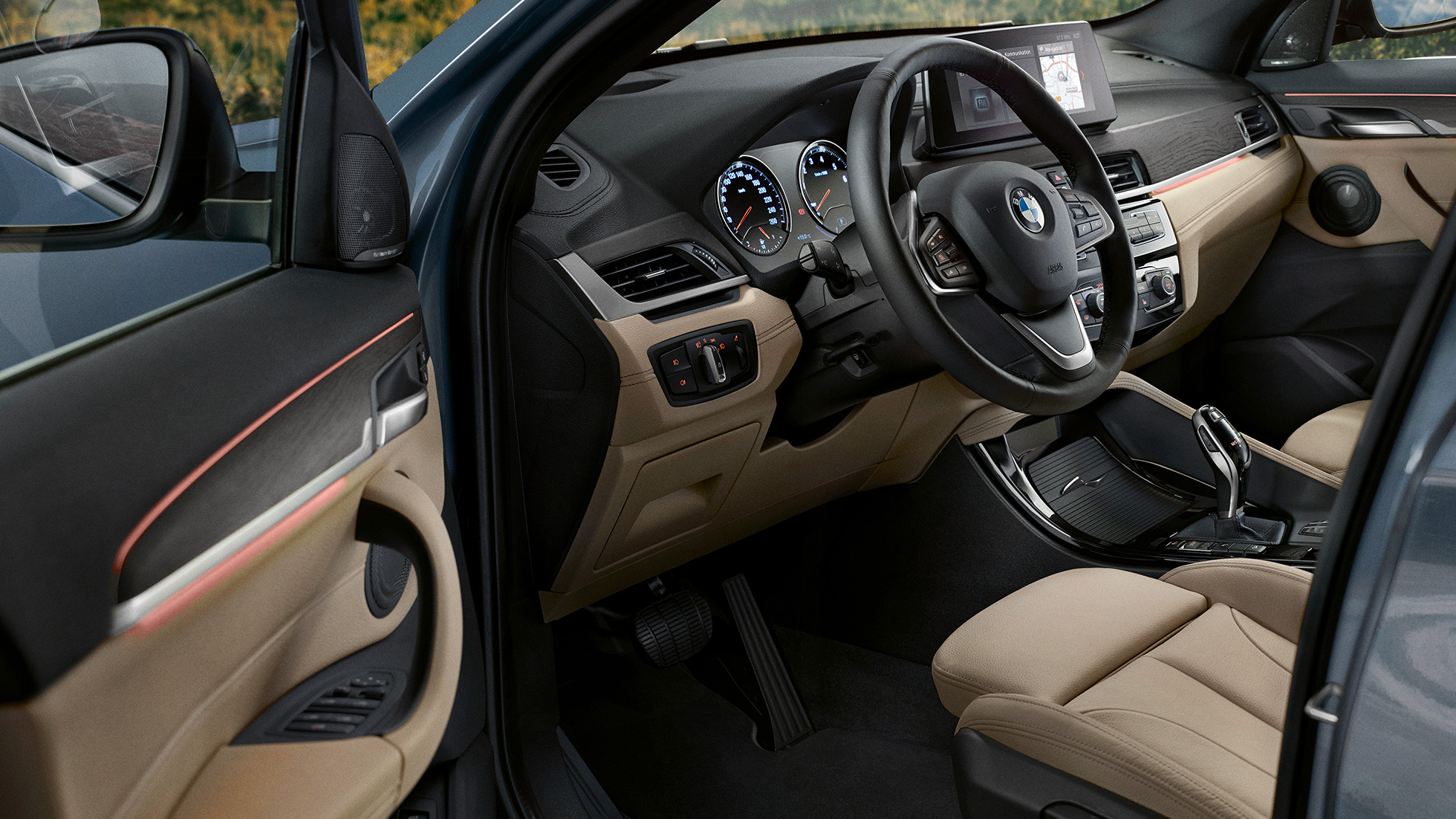 BMW X1, salong BMW X1, salong fookusega multifunktsionaalsele roolile