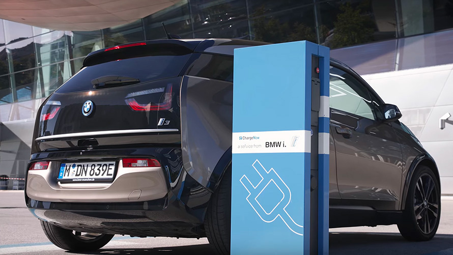 BMW i3 laadimisjaamas BMW i3 laadimisjaamas, kolm neljandikku tagantvaade
