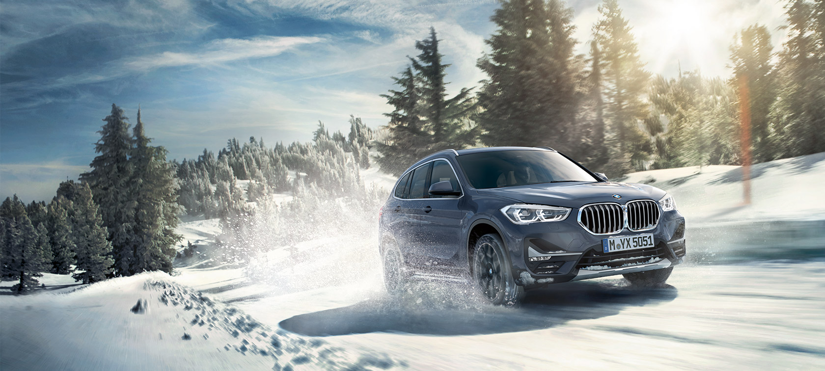 BMW X1 xDrive20i F48 LCI toonis BMW Individual Storm Bay metallik, sõitmas talvisel maastikul BMW X1 xDrive20i F48 LCI toonis BMW Individual Storm Bay metallik, sõitmas talvisel maastikul
