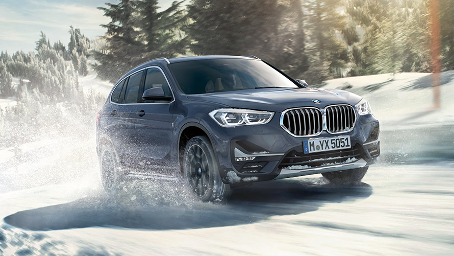 BMW X1 xDrive20i F48 LCI toonis BMW Individual Storm Bay metallik, sõitmas talvisel maastikul BMW X1 xDrive20i F48 LCI toonis BMW Individual Storm Bay metallik, sõitmas talvisel maastikul