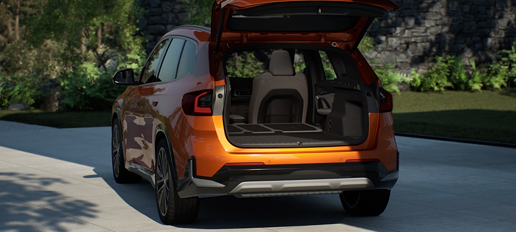 BMW X1 xDrive23i U11 xLine sisepõlemismootoriga, Utah Orange, pakiruum ja liigendkinnitusega haagisekonks Pakiruum ja liigendkinnitusega haagisekonks, BMW X1 xDrive23i U11 sisepõlemismootoriga, Utah Orange metallik, 20-tollised BMW Individuali kergmetallveljed Multi-spoke 869 I