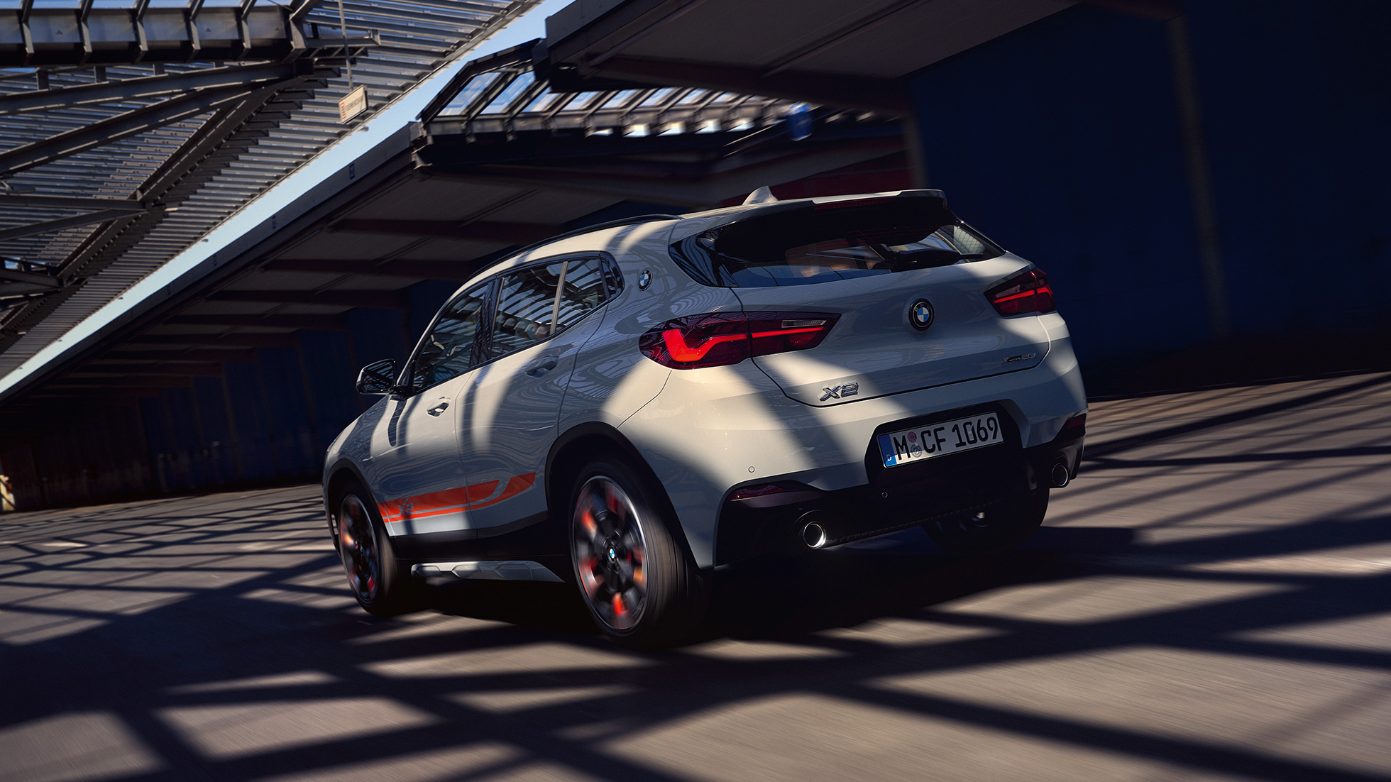 BMW X2 F39, kolm neljandikku külgvaade BMW X2 2018 F39, Galvanic Gold metallik, kolm neljandikku külgvaade