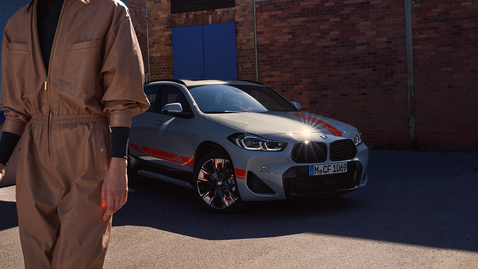 BMW X2 F39, kaheosaline neerukujuline iluvõre BMW X2 2018 F39, Galvanic Gold metallik, kaheosaline neerukujuline iluvõre, eestvaade