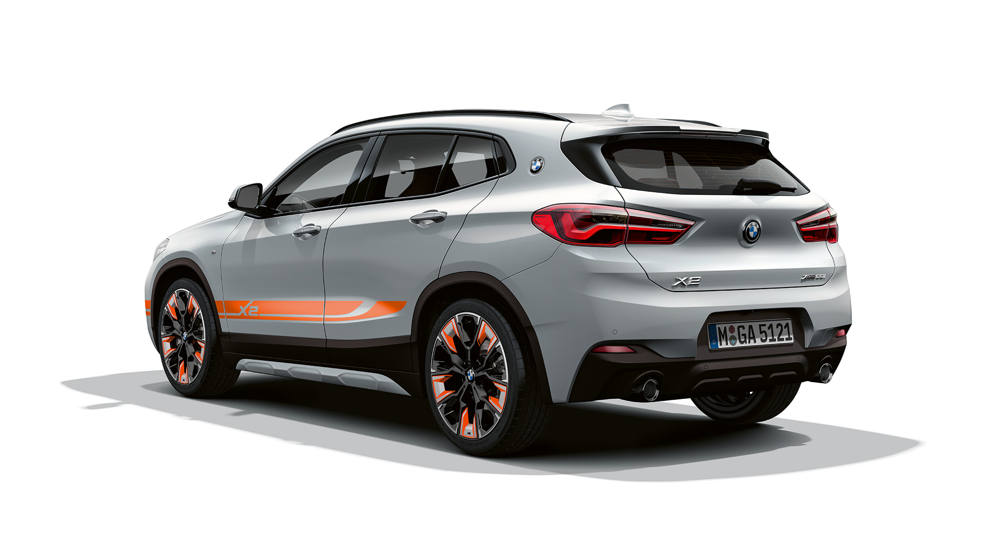 BMW X2 Edition M Mesh, kolm neljandikku tagantvaade BMW X2 Edition M Mesh 2020 F39 Brooklyn Grey 3/4 tagantvaade