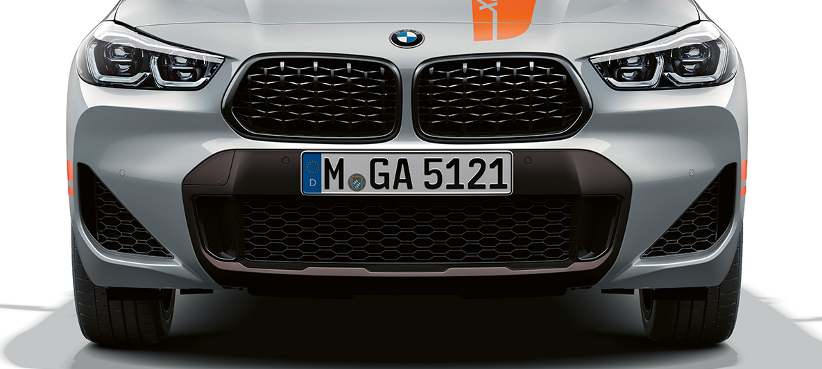 BMW X2 F39, kaheosaline neerukujuline iluvõre BMW X2 2020 F39 eestvaade Brooklyn Grey neerukujuline esivõre