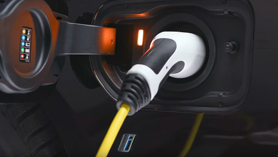 BMW pistikhübriid ühendatud laadimiskaabliga BMW X2 F39 BMW pistikhübriid ühendatud laadimiskaabliga, lähivaade