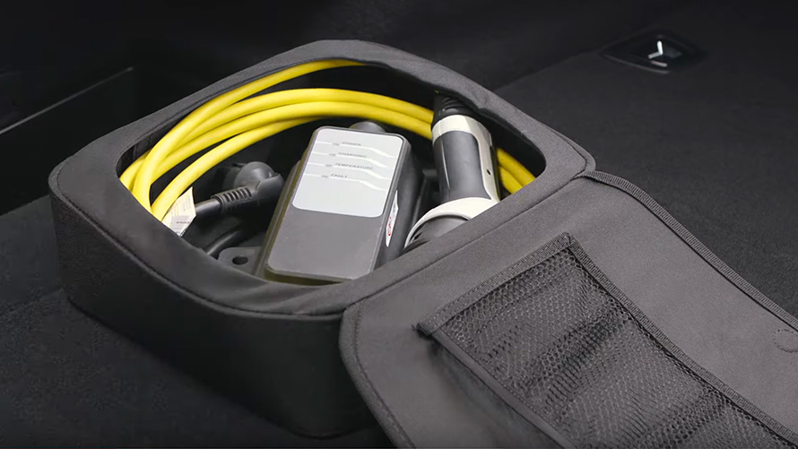 Chargingu tarvikud kotis BMW pistikhübriidile BMW X2 F39 Chargingu tarvikud kotis BMW pistikhübriidile, lähivaade