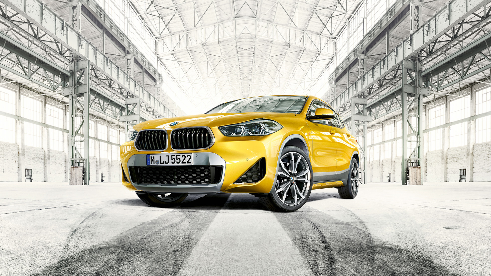 BMW X2 F39, kolm neljandikku eestvaade BMW X2 2018 F39, Galvanic Gold metallik, kolm neljandikku eestvaade