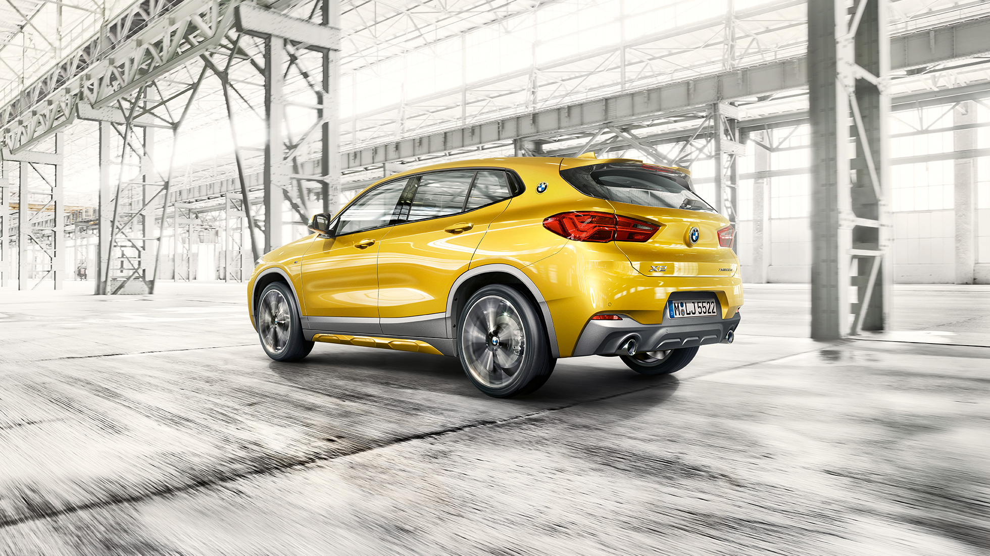 BMW X2 F39, kolm neljandikku külgvaade BMW X2 2018 F39, Galvanic Gold metallik, kolm neljandikku külgvaade