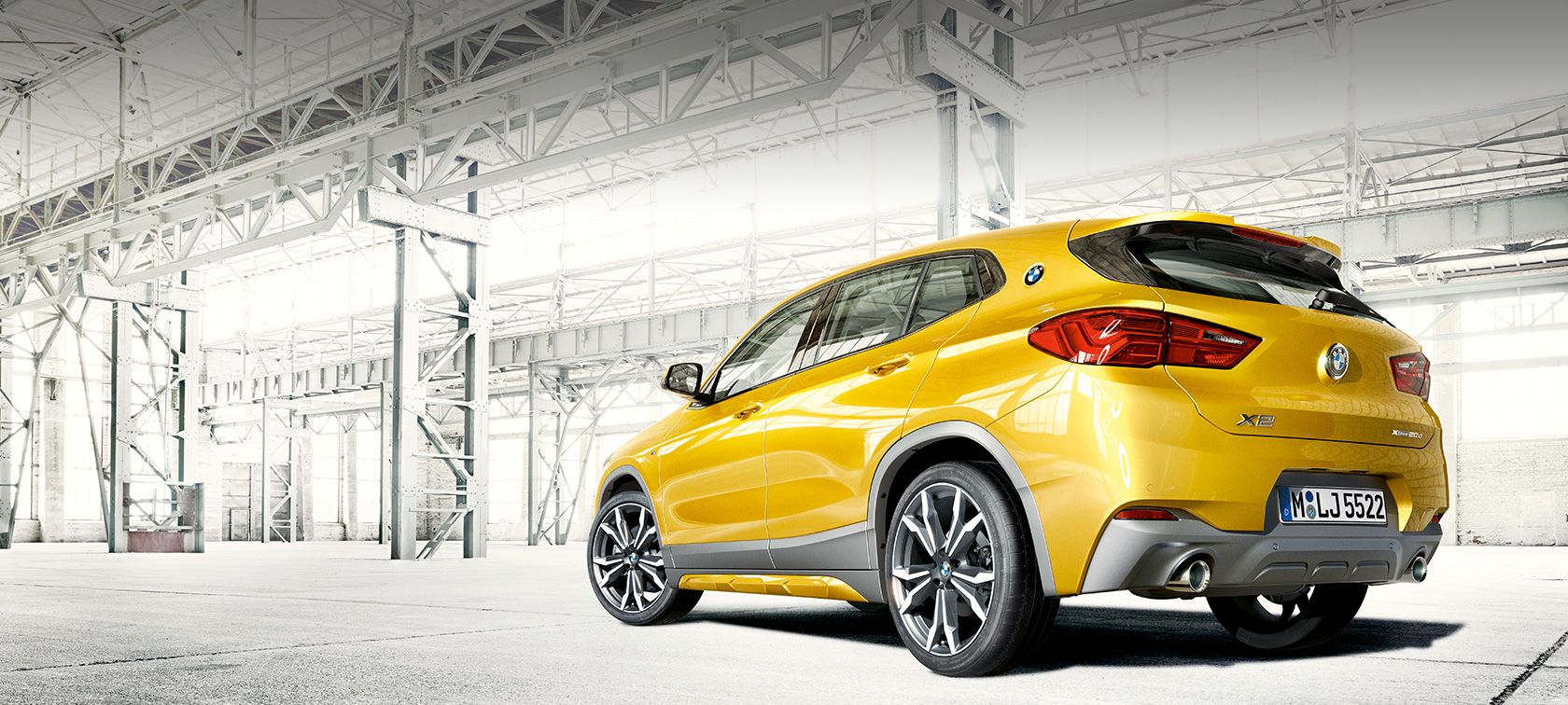 BMW X2 F39, kolm neljandikku külgvaade BMW X2 2018 F39, Galvanic Gold metallik, kolm neljandikku külgvaade