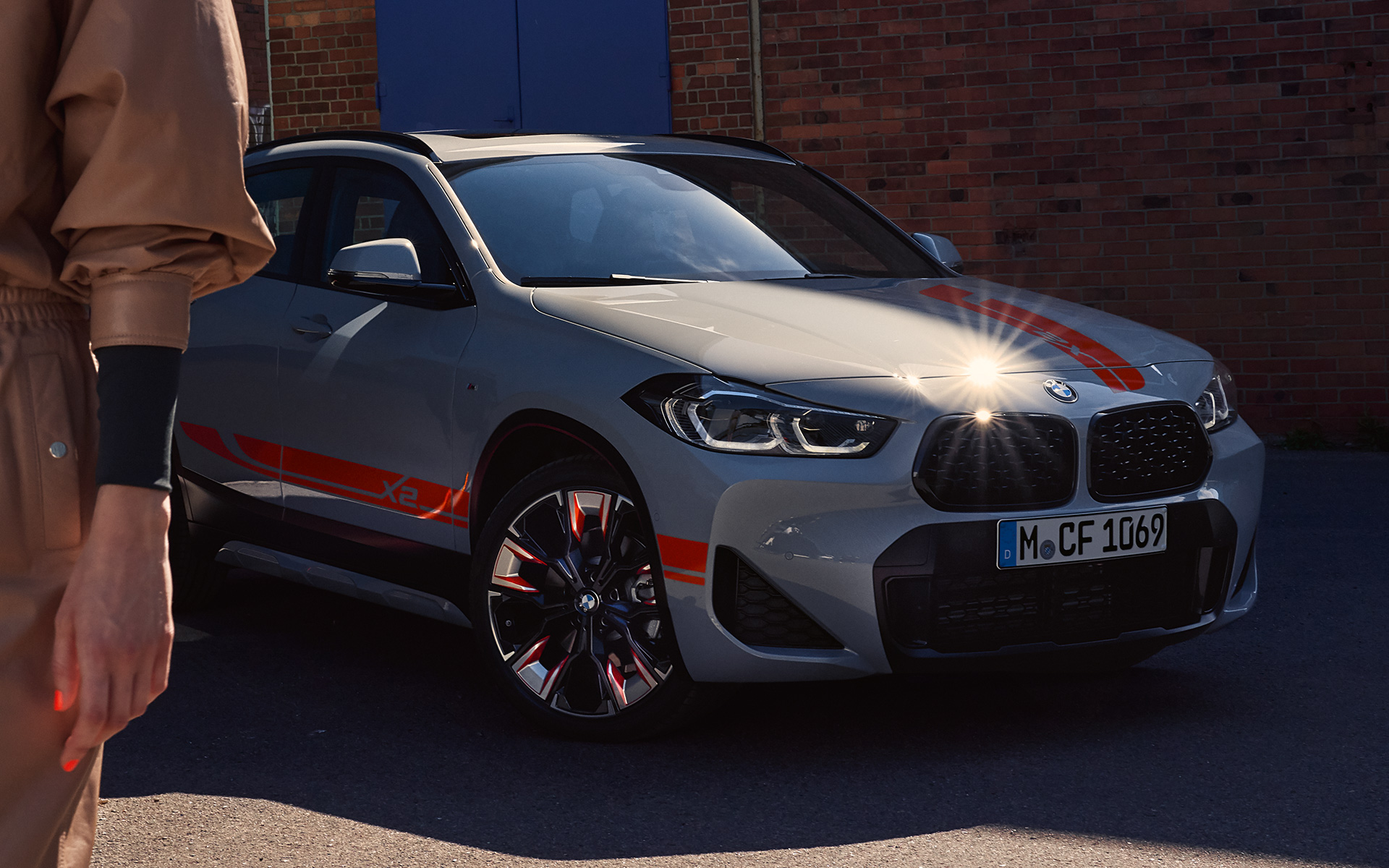 BMW X2 F39 2020, Brooklyn Grey, kaheosaline neerukujuline iluvõre, kolm neljandikku eestvaade