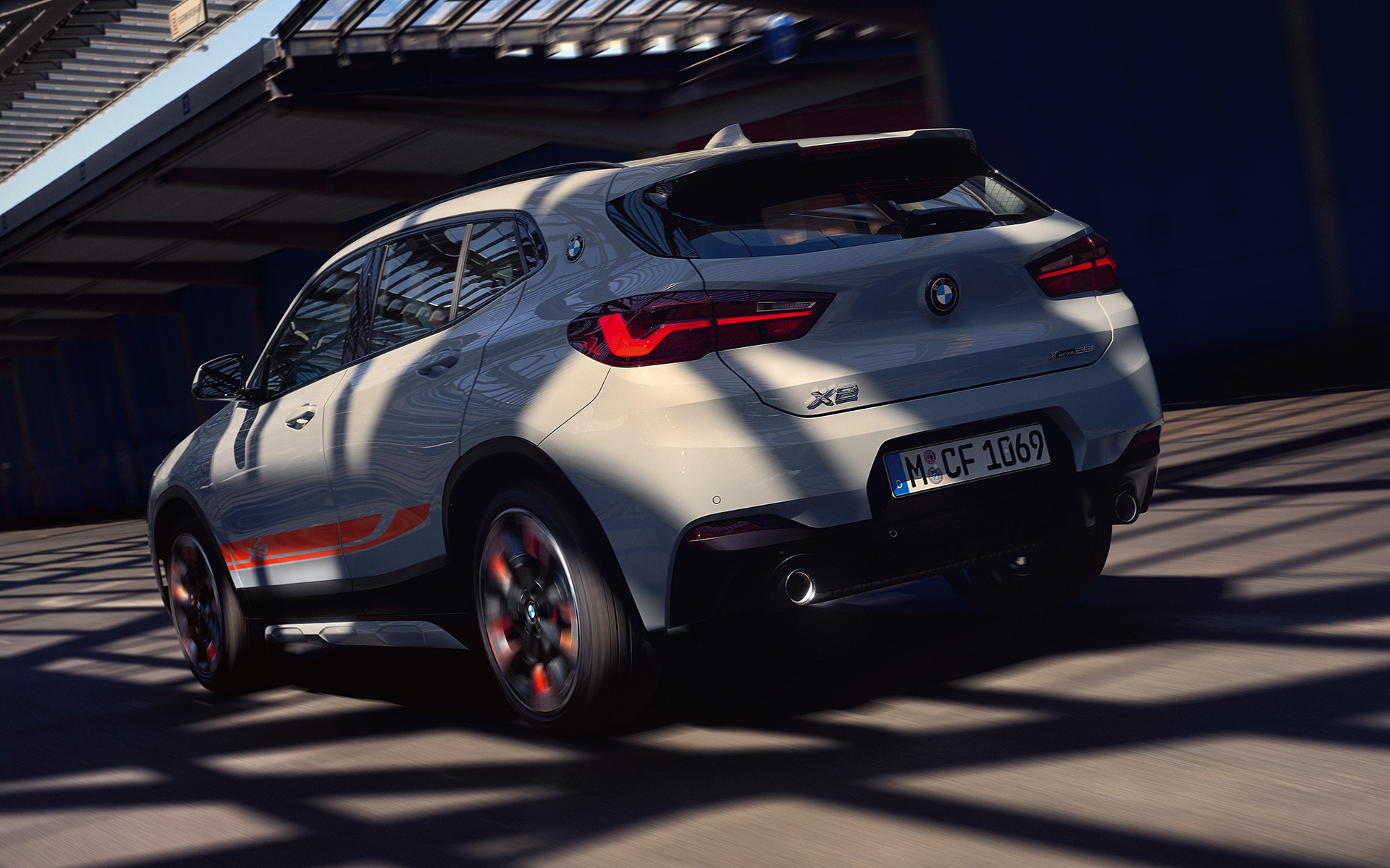 BMW X2 F39 2020, Brooklyn Grey, kolm neljandikku tagantvaade