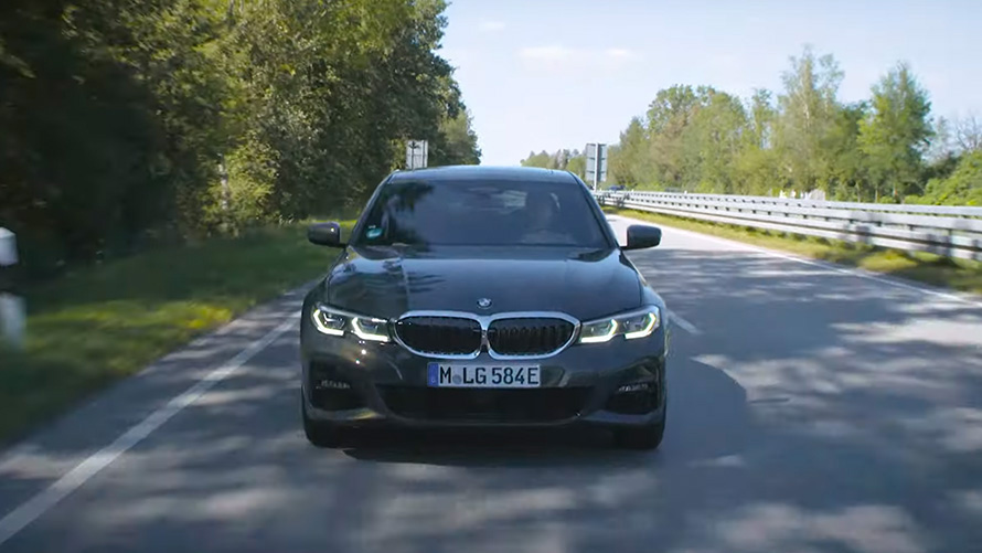 BMW G20 pistikhübriid tänaval sõitmas BMW G20 pistikhübriid tänaval sõitmas, eestvaade