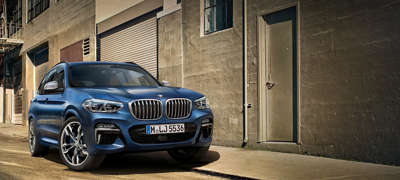 BMW X3 M40i, pilt maja seina ees BMW X3 M40i, pilt maja seina ees