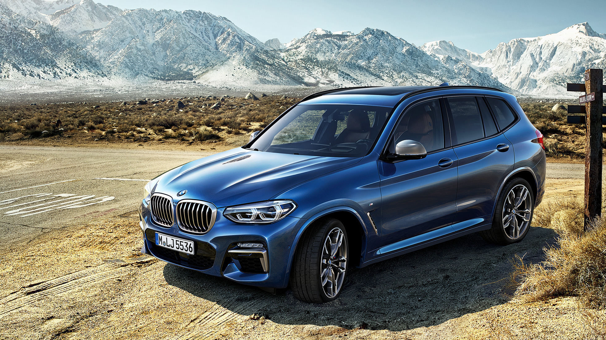 BMW X3 M40i, kolm neljandikku eestvaade mägedes BMW X3 M40i, kolm neljandikku eestvaade mägedes