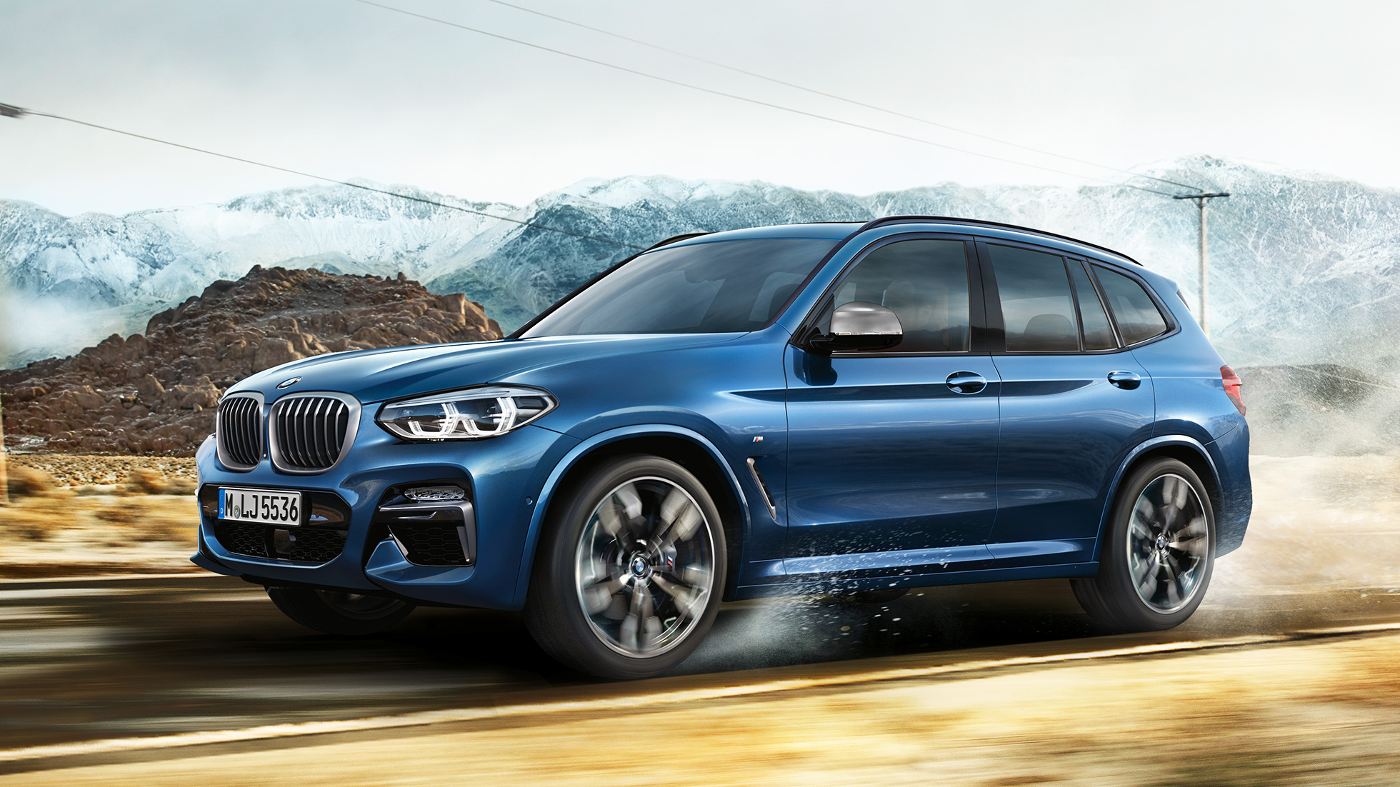 BMW X3 M40i, pilt vöökõrguselt veljest ja esitiivast mäe ees BMW X3 M40i, pilt vöökõrguselt veljest ja esitiivast mäe ees